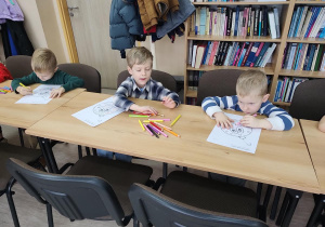 Dzieci wykonują świąteczną bombkę