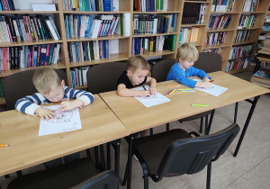 Dzieci wykonują świąteczną bombkę