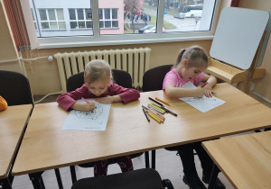 Dzieci wykonują świąteczną bombkę