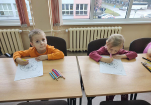 Dzieci wykonują świąteczną bombkę