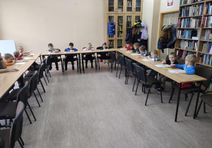 Dzieci wykonują świąteczną bombkę