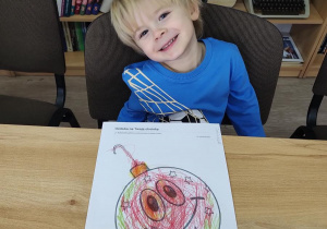 Tobiasz wykonuje świąteczną bombkę