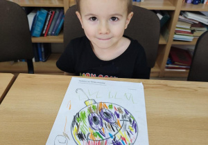 Oluś wykonuje świąteczną bombkę