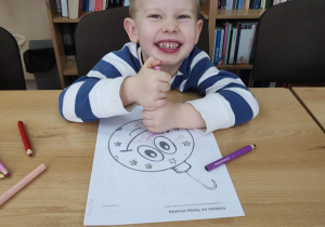 Pawełek wykonuje świąteczną bombkę