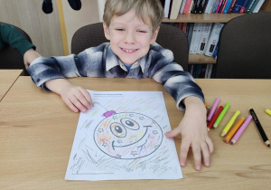 Franek wykonuje świąteczną bombkę