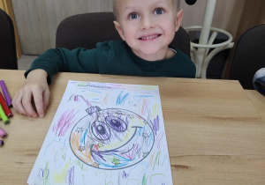 Jasio wykonuje świąteczną bombkę