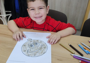 Nikodem wykonuje świąteczną bombkę