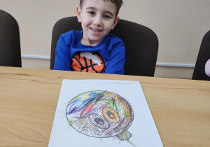 Tymek wykonuje świąteczną bombkę