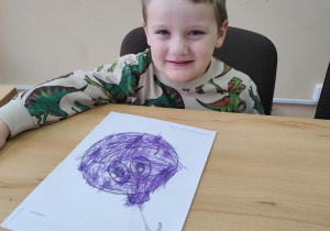 Wojtek wykonuje świąteczną bombkę