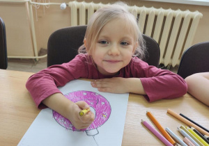 Marysia wykonuje świąteczną bombkę