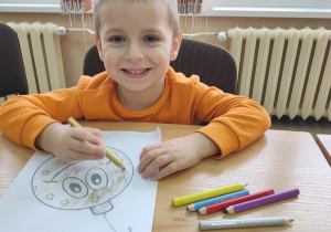 Marcel wykonuje świąteczną bombkę