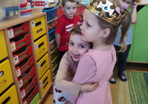 Dzieci świętują urodziny Łucji