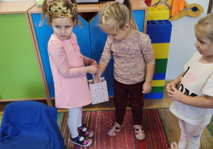 Dzieci świętują urodziny Łucji