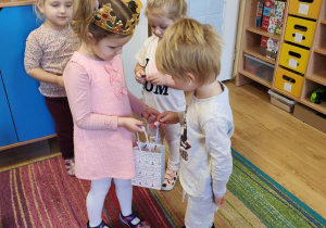 Dzieci świętują urodziny Łucji