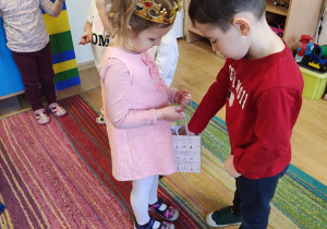 Dzieci świętują urodziny Łucji