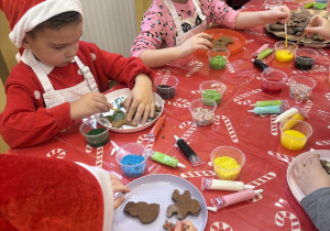 dzieci ozdabiają