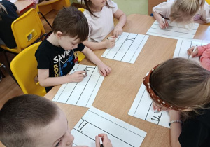 dzieci podczas zajęć