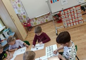 dzieci podczas zajęć