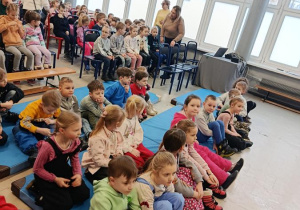 dzieci podczas występu