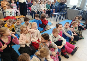 dzieci podczas występu