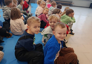 dzieci podczas występu