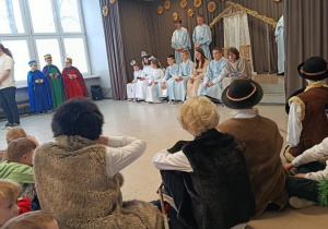 dzieci podczas występu