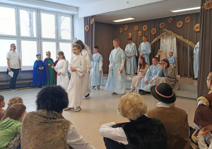 dzieci podczas występu