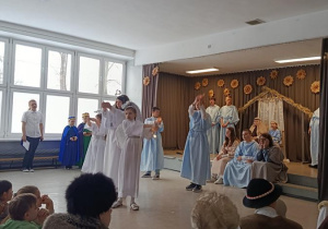 dzieci podczas występu