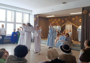 dzieci podczas występu