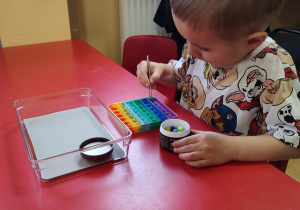 Olek ćwiczy motorykę małą