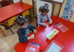 Łucja i Aniela doskonalą umiejętność wycinania po śladzie