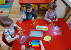 Dzieci ćwiczą motorykę małą