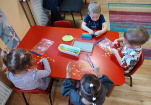 Dzieci ćwiczą motorykę małą