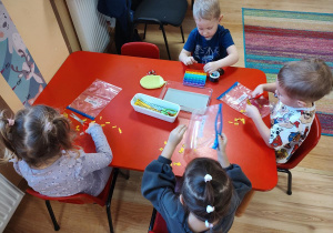 Dzieci ćwiczą motorykę małą