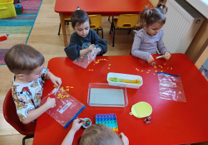 Dzieci ćwiczą motorykę małą