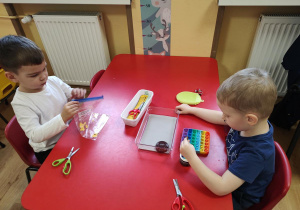 Dzieci ćwiczą motorykę małą