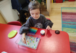 Aniela ćwiczy motorykę małą