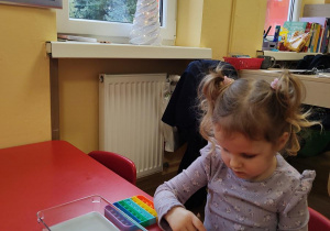 Łucja ćwiczy motorykę małą