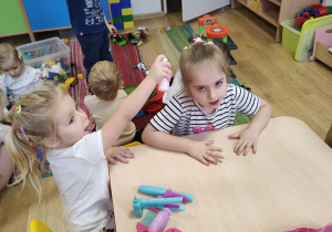 Dziewczynki bawią się razem