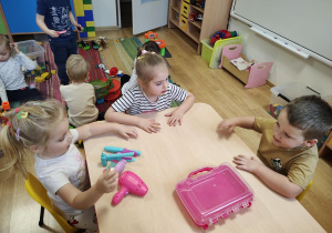 Dzieci bawią się w grupie "Żuczki"