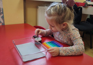 Hania doskonali motorykę małą