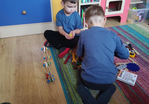 Dzieci bawią się w grupie "Żuczki"