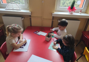 Dzieci bawią się w grupie "Żuczki"