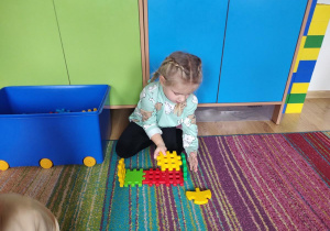 Hania układa klocki