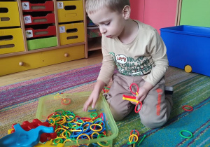 Marcel układa klocki