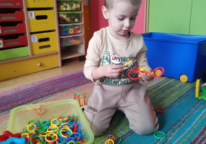 Marcel układa klocki