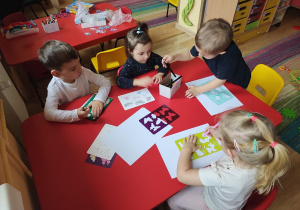 Dzieci bawią się w grupie "Żuczki"