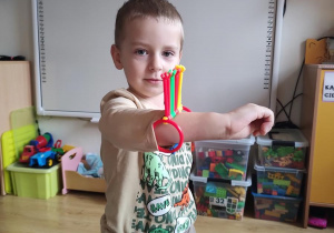 Marcel pokazuje zbudowany przez siebie zegark