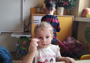 Lili doskonali sprawność manualną