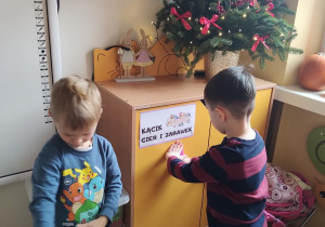 Dzieci bawią się w grupie "Żuczki"